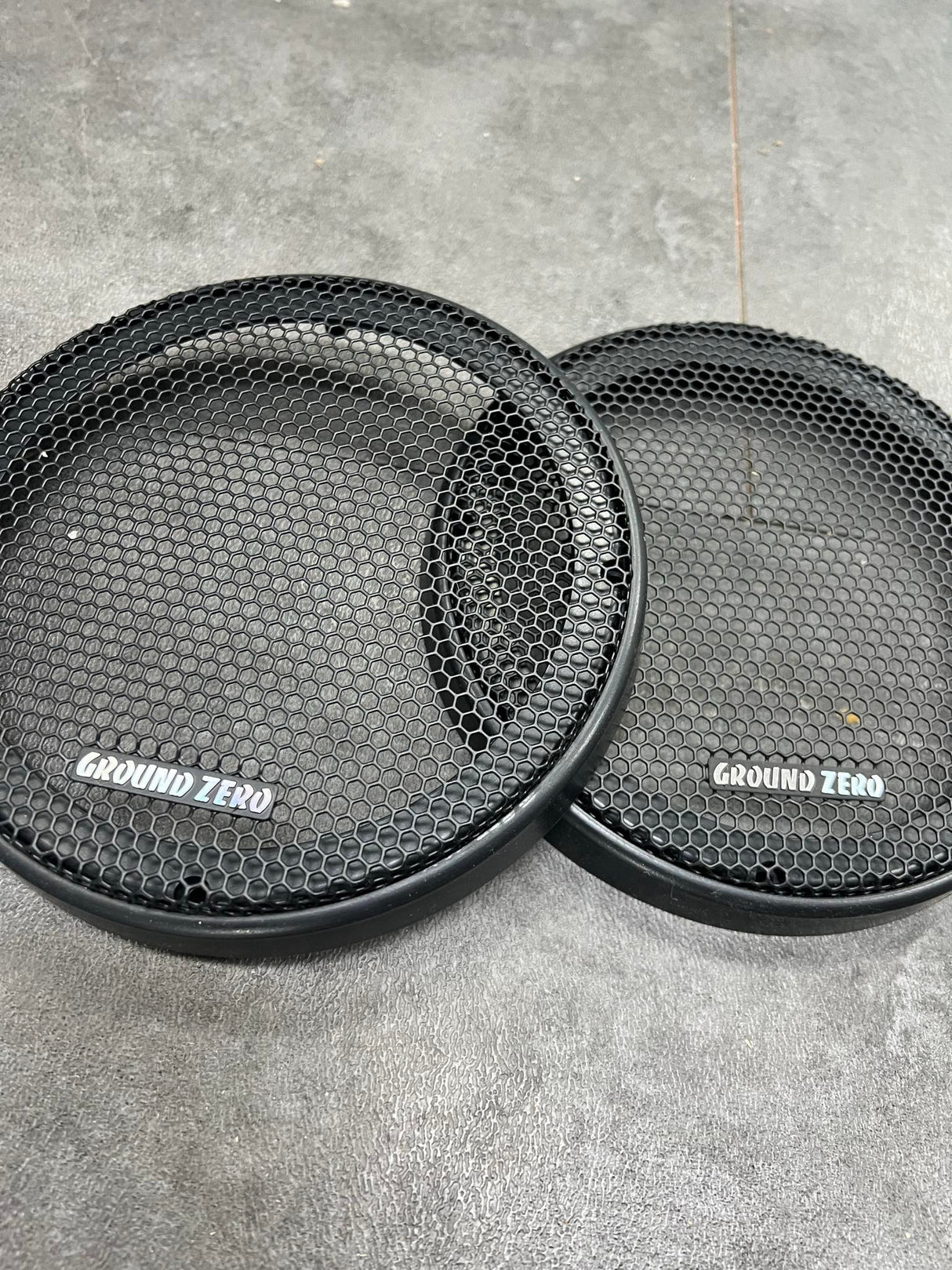 Grilles de Protection Ground Zero - Paire - Design Hexagonal - Logo Ground Zero