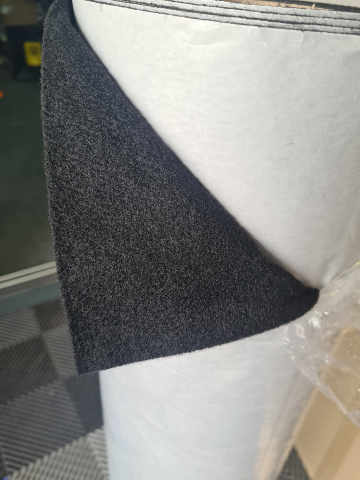 Moquette acoustique adhésive noire